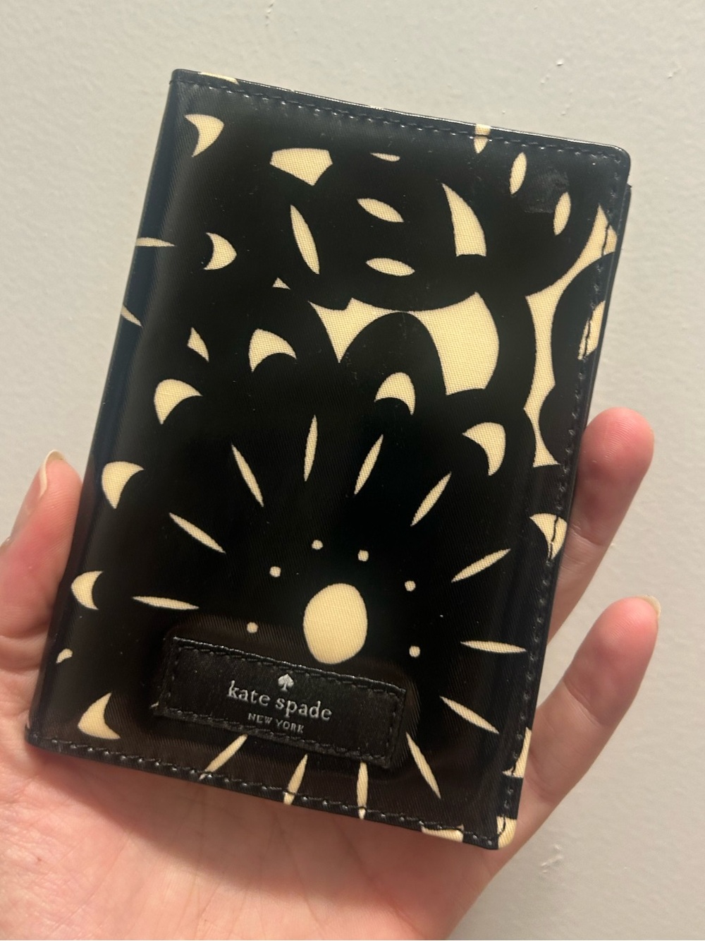 kate spade Black and Cream Floral Travel Passport Cover NWOT